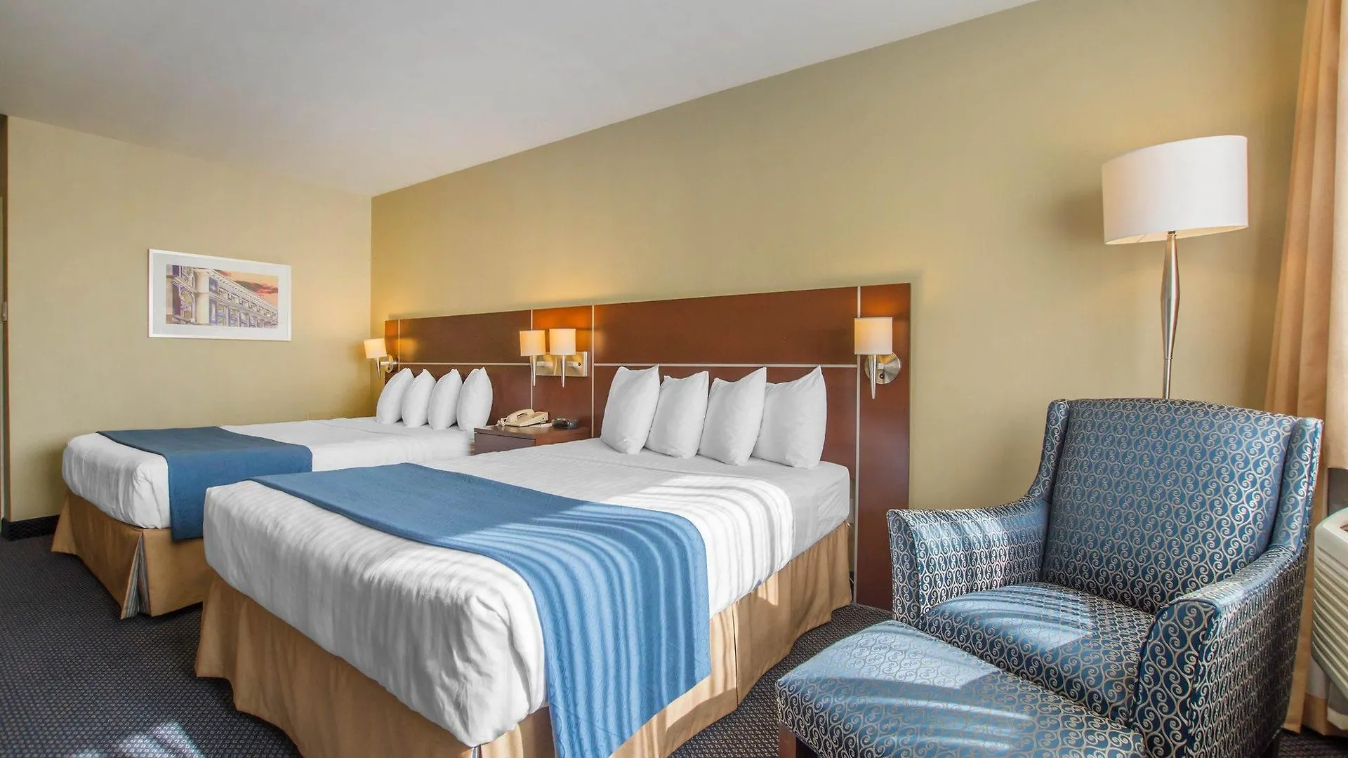Quality Inn & Suites Brossard Hotel
